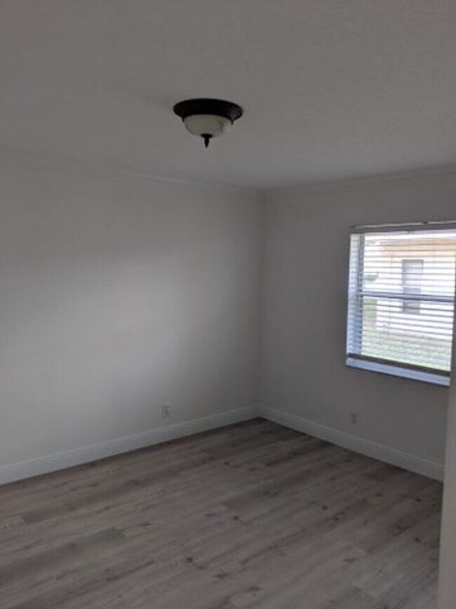 Building Photo - 4593 Bucida Rd