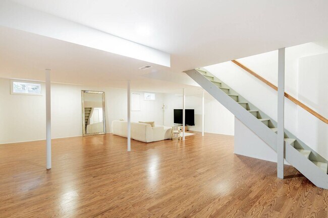 Building Photo - 43 Wooded Oak Ln