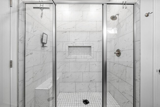 Building Photo - 525 Bloomington Trce