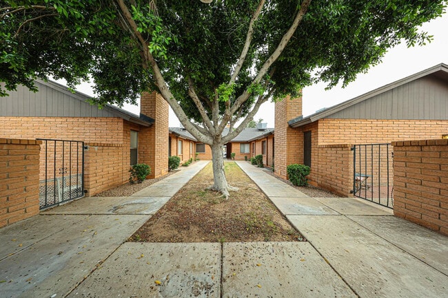 Building Photo - 102 W Concorda Dr