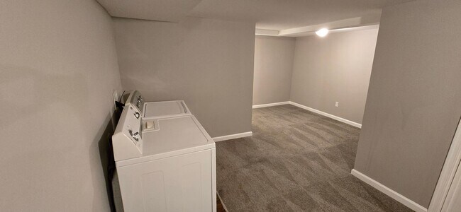 Building Photo - Huge 3-level 6 Bedroom - 2,500 sq/ft!