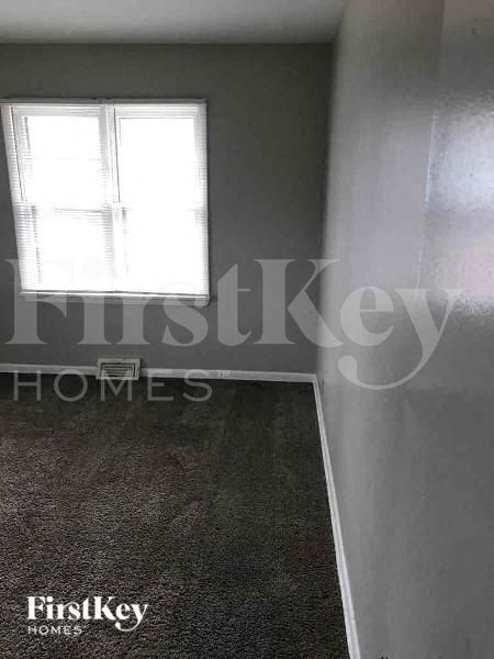 Building Photo - 711 N Evanslawn Ave