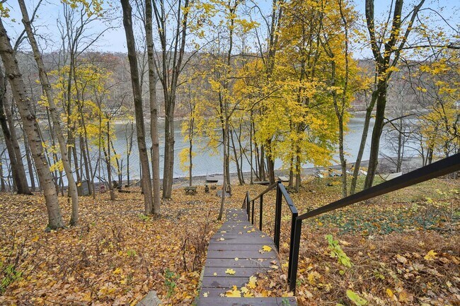 Building Photo - 916 East End Rd