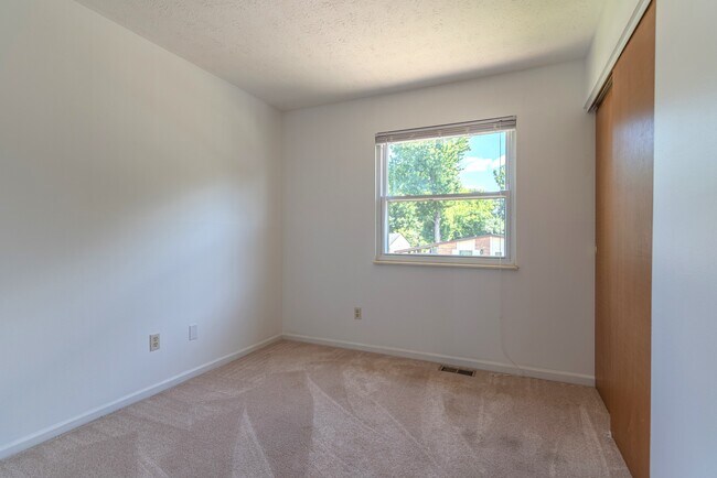 Building Photo - 1047 Alpine Ct
