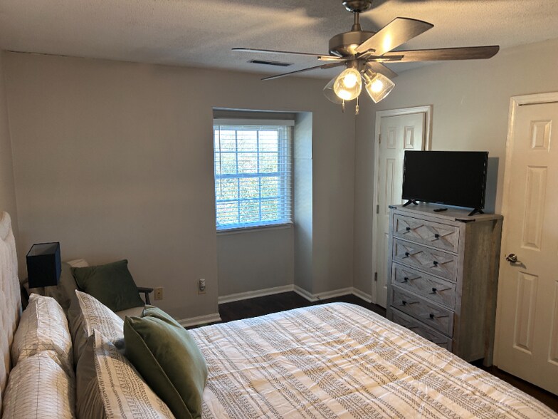 Building Photo - 318 Moir St