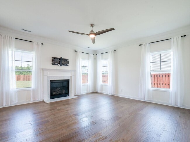 Building Photo - 909 Needlerush Rd