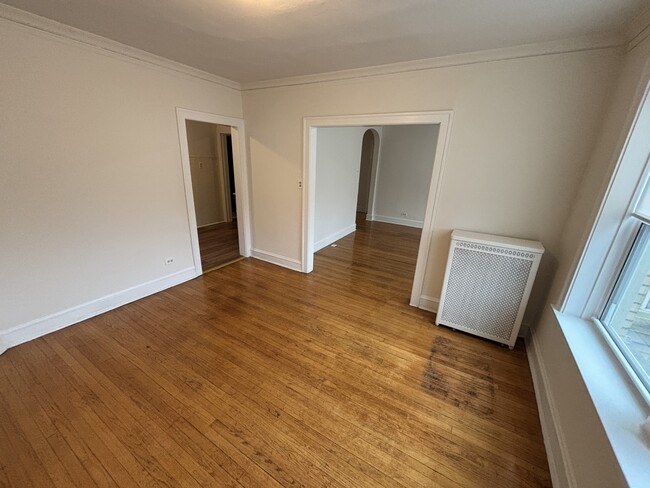 Building Photo - 2216 W Thome Ave