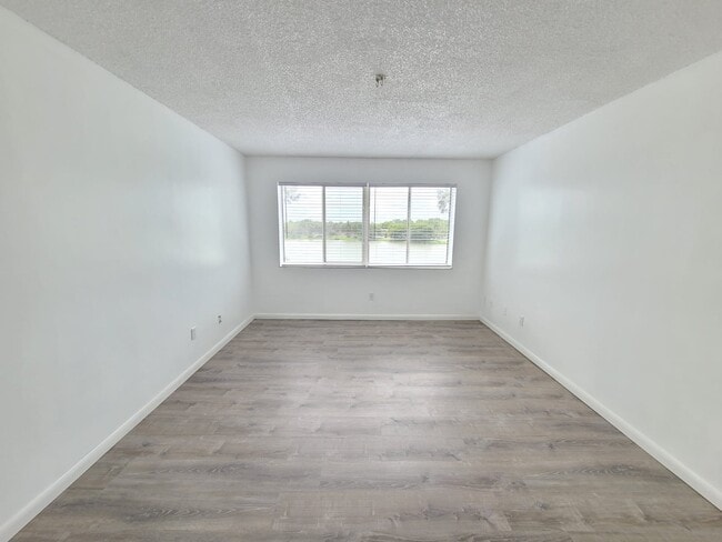 Building Photo - 14850 Naranja Lakes Blvd