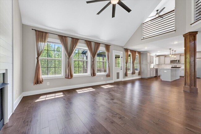 Building Photo - Pet Friendly Three Bedroom!