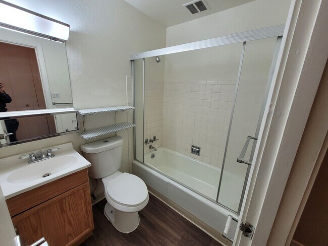 Building Photo - 805 S Circle Dr