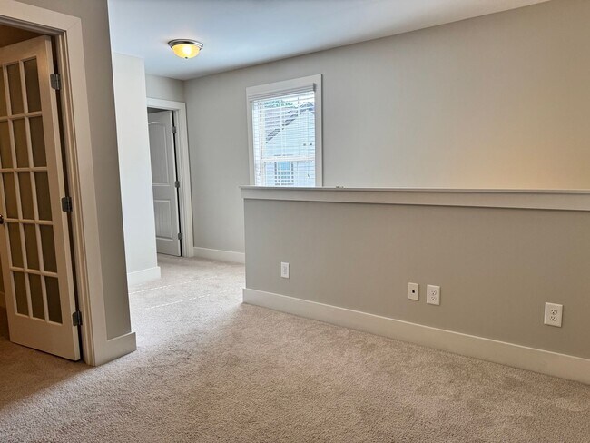 Building Photo - Beautiful End Unit Franklin Townhome