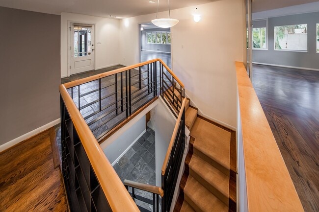 Building Photo - Portland Heights Home w/High-End Finishes! Double Range Viking Stove, Granite, Wood Floors, Sun R...