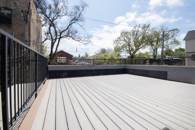 Building Photo - 2849 W Belmont Ave