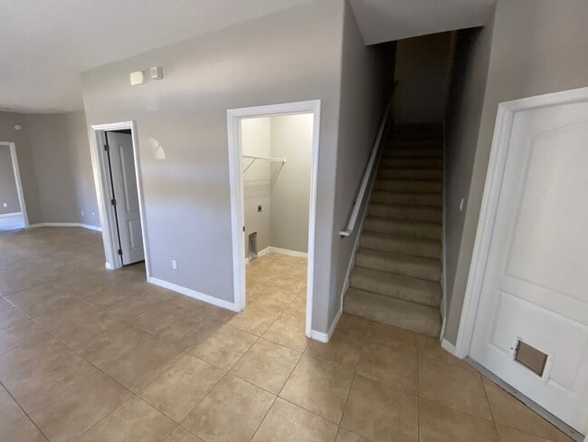 Building Photo - Lovely Carriage Home in Deland