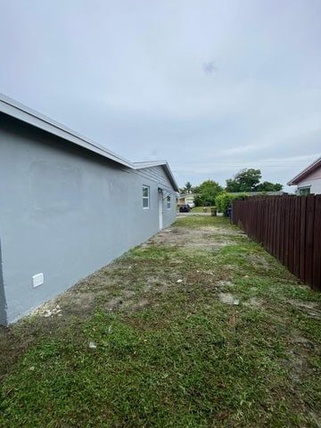 Building Photo - 811 SW 12th Ct