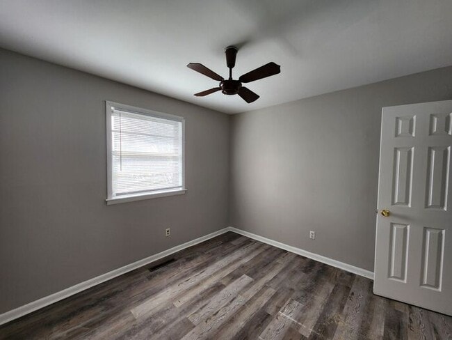 Building Photo - cozy home offers 3 bedrooms, 1 bathroom