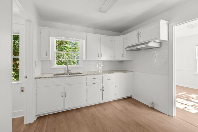 Building Photo - Fully Renovated Center Point Bungalow