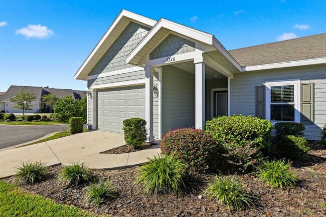 Building Photo - Villas of West 3Bed/2Bath End Unit