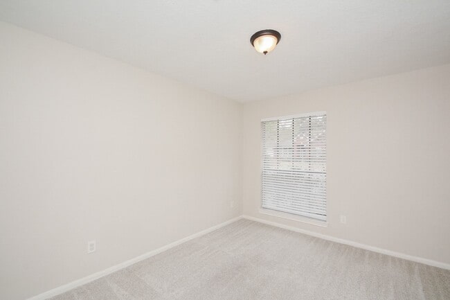 Building Photo - 10 Heathstone Pl