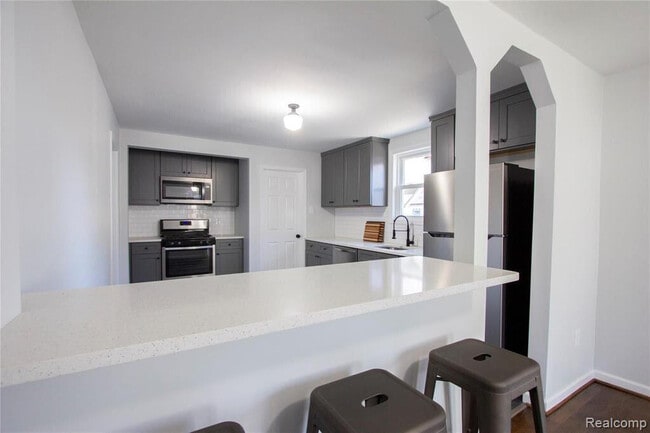 Building Photo - 1308 E Milton Ave