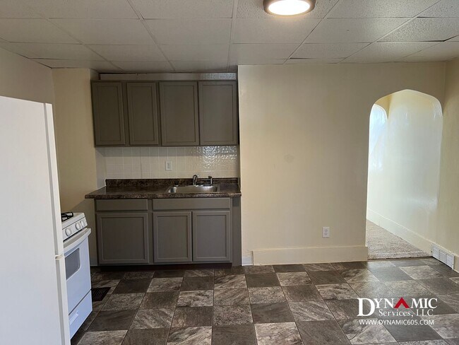 Building Photo - 612 W 11th St