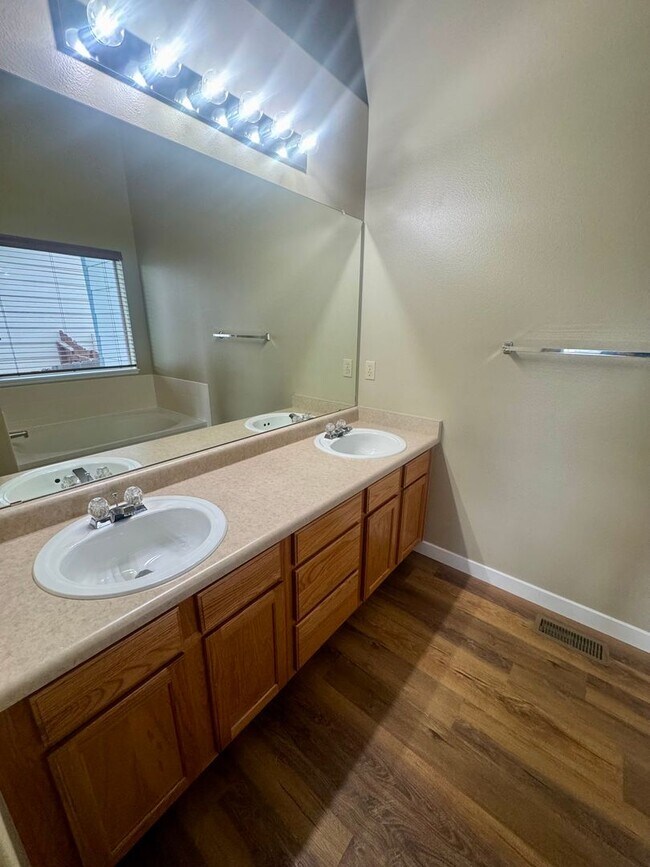Building Photo - 3 bedroom home in Wagon Trails with commun...