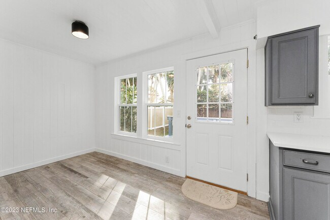 Building Photo - 1058 Beach Ave