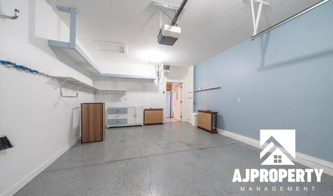 Building Photo - 703 N Mundt Ave