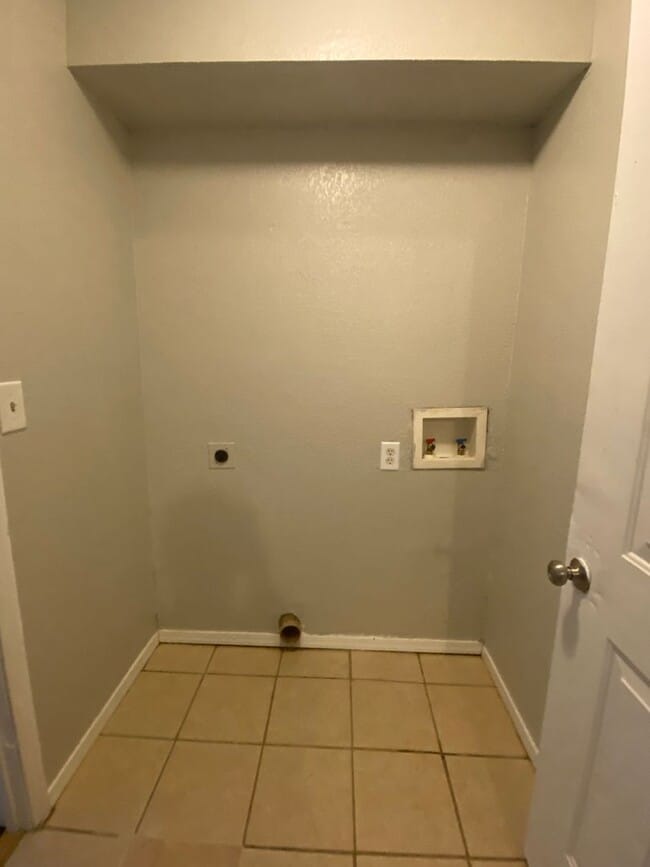 Building Photo - 3 bedroom 2 bath