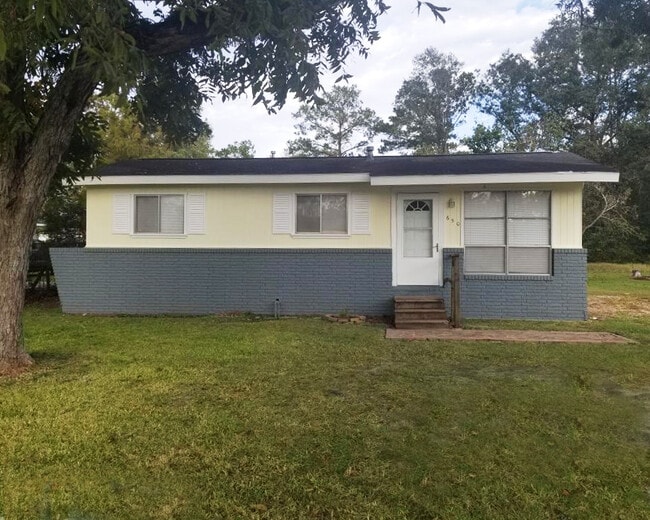 Primary Photo - 650 S E RR Ave