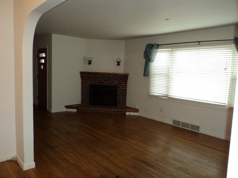 Building Photo - 1601 W Broadway