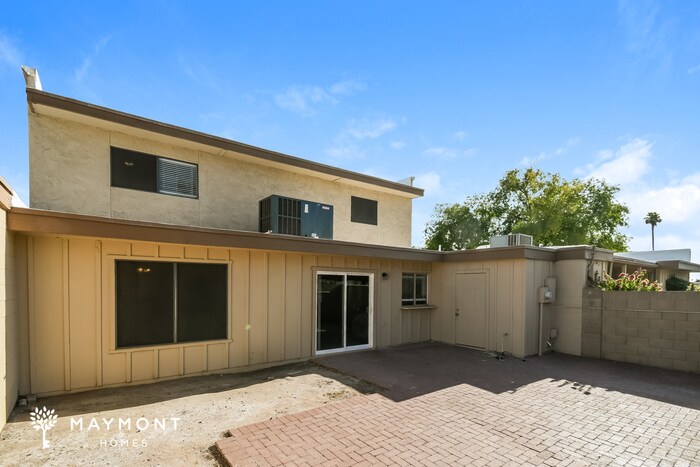 Building Photo - 2108 E Villa Ct