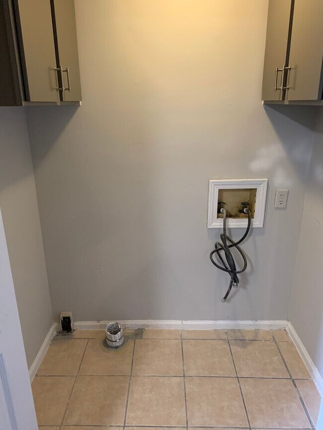 Building Photo - Two bedroom (with office or small 3rd bedr...