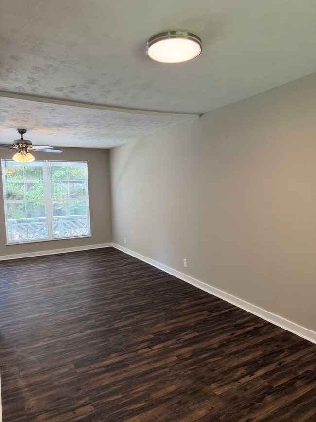 Building Photo - 3 Bedroom 2 Full Bath House