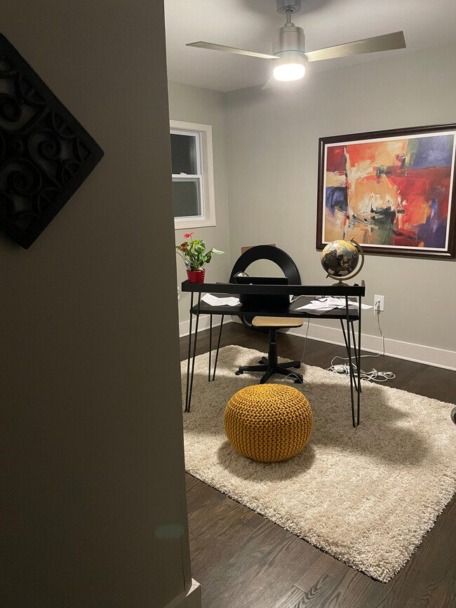 Building Photo - Room in House on Edgewater Dr SW
