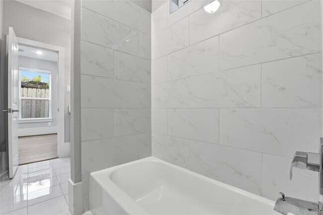 Building Photo - 1716 Ovid St