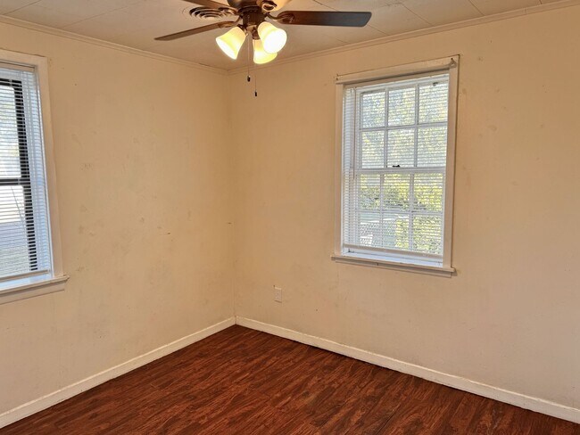 Building Photo - Affordable 2 Bed 1 Bath In Wendover Hills