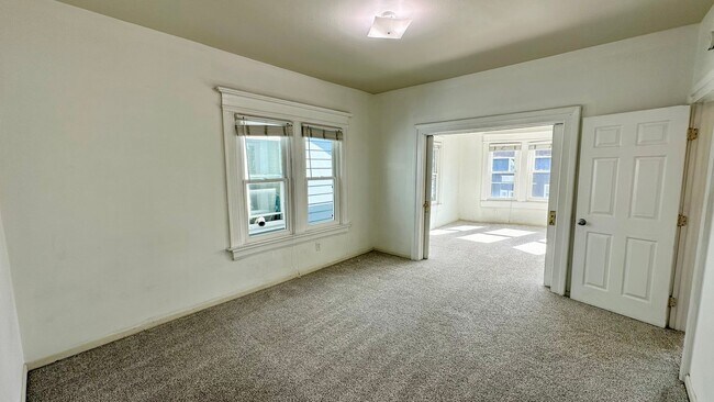 Building Photo - Spacious Upper Unit of a Duplex in Downtown Oakland w/ Shared Yard