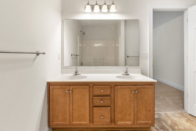 Building Photo - Beautiful Updated Townhouse located in Iredell County! 2BR/2.5BA Garage