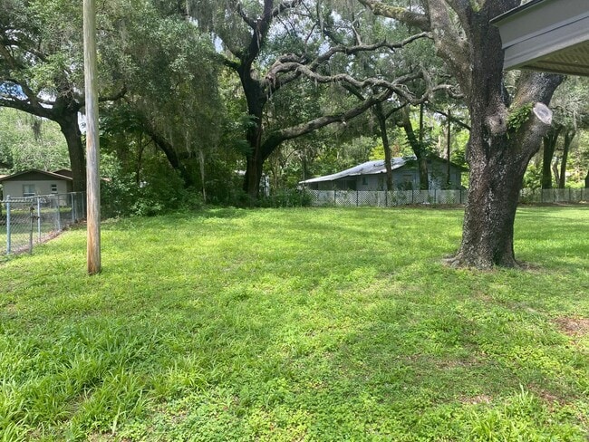 Building Photo - 2/1 House In Belleview!