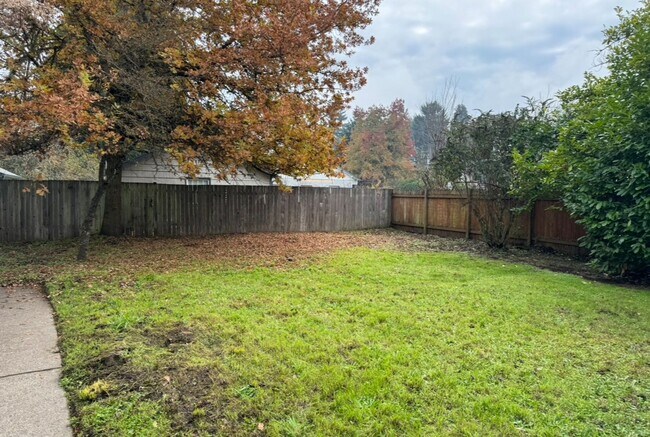 Building Photo - Large 4 bedroom, 1.5 bathroom farm house on River Rd!