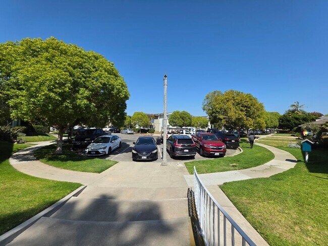 Building Photo - UPPER 1BD/1BA CONDO WITH GARAGE AND COMMON...