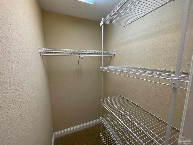 Building Photo - 5955 Hermitage Dr