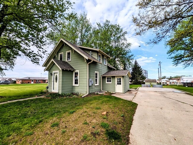 Building Photo - 604 8th Ave