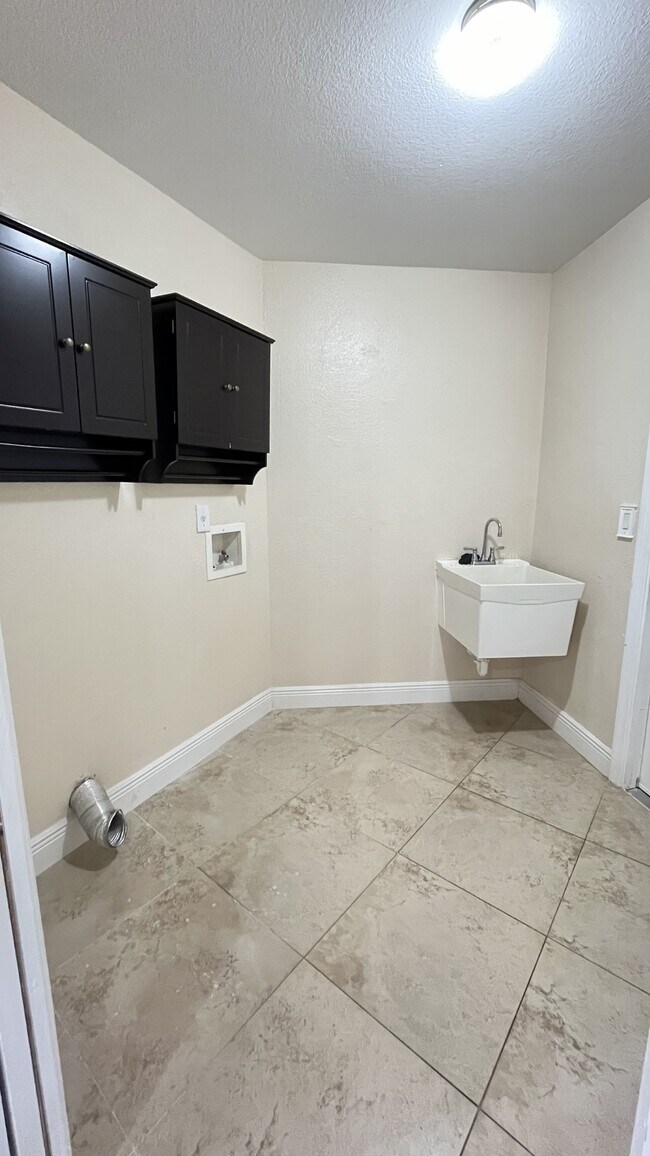 Building Photo - 213 SE 21st St