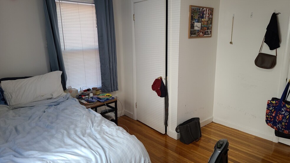 Building Photo - 19 Hunting St