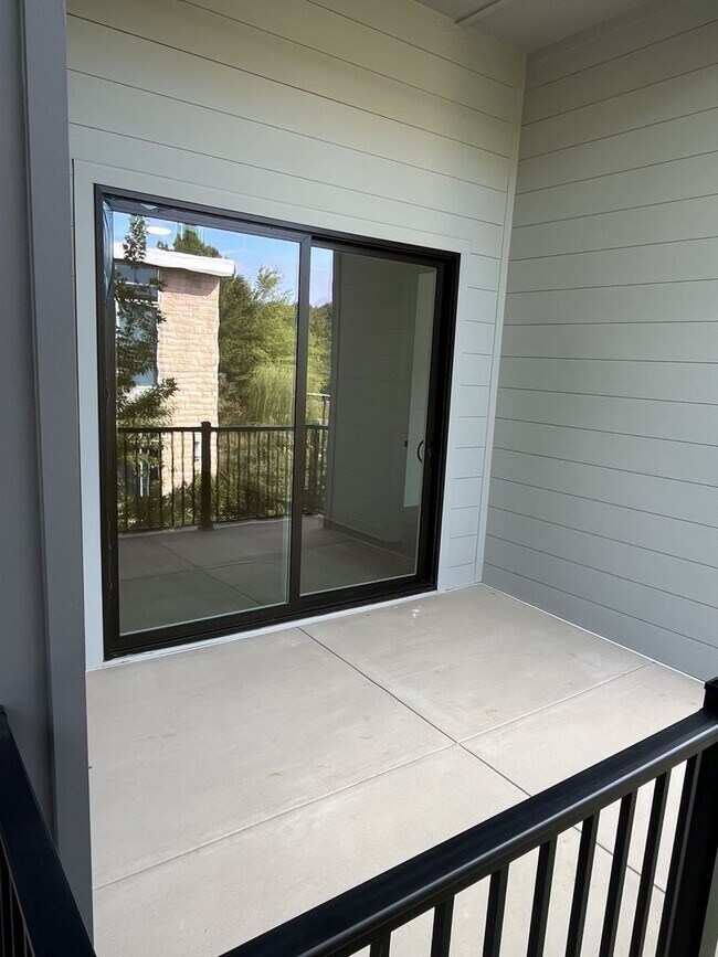 Building Photo - Brand New 2 Bed Condo in Cornelius