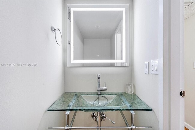 Building Photo - 600 Parkview Dr