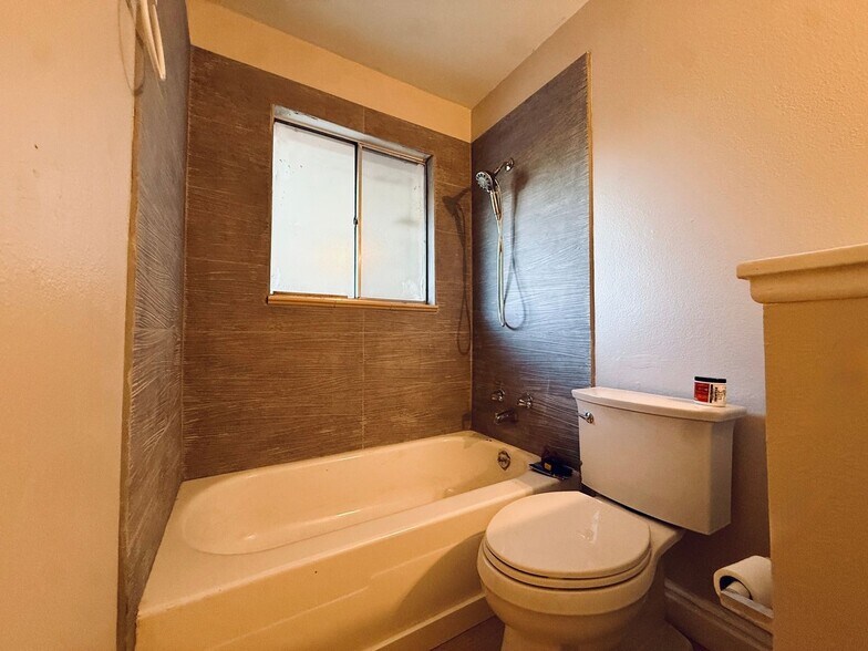 Building Photo - 2509 Royalty Ct
