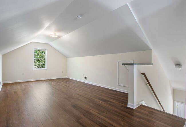 Building Photo - FABULOUS 5 BEDROOM RENOVATED HOME IN HAMPTON PARK